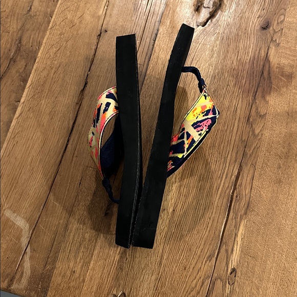 Yellow Box tropical pattern flip flops - Picture 7 of 7